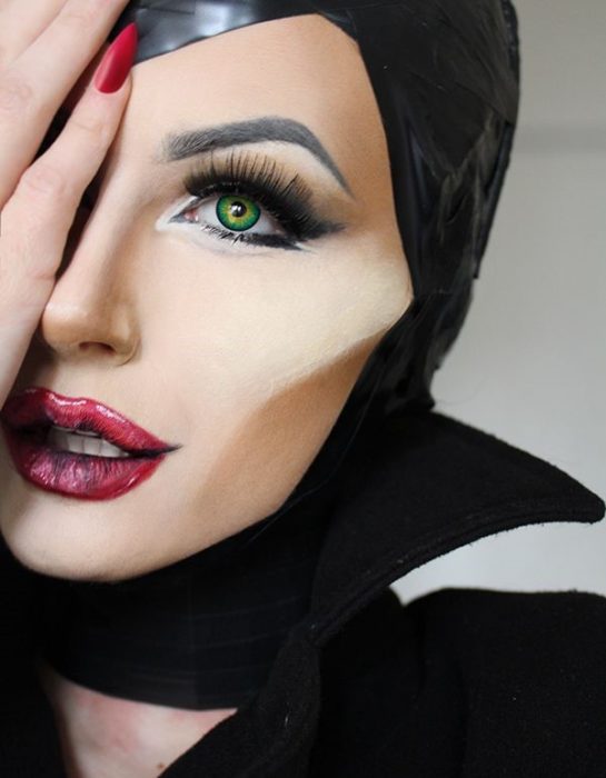 mujer con maquillaje de malefica 