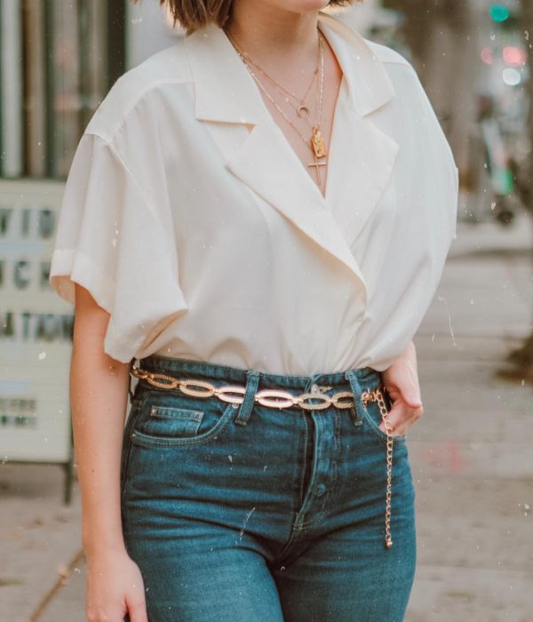 mujer con jeans de mezclilla y cinto de cadena