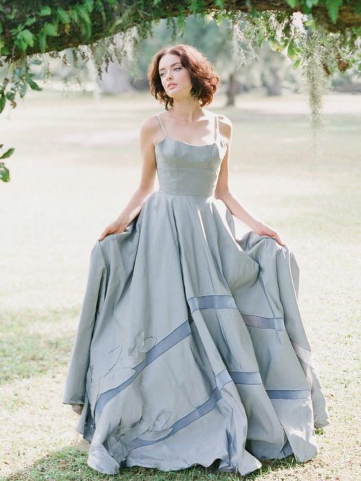 mujer de cabello pelirrojo y vestido azul cielo 