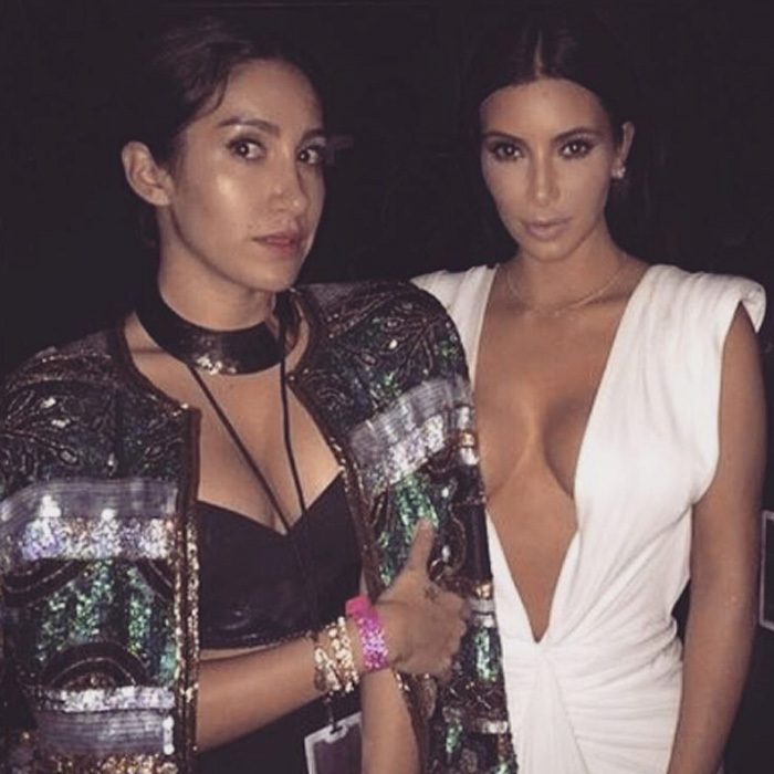 mujer con saco y mujer morena con vestido blanco y escote kim kardashian 