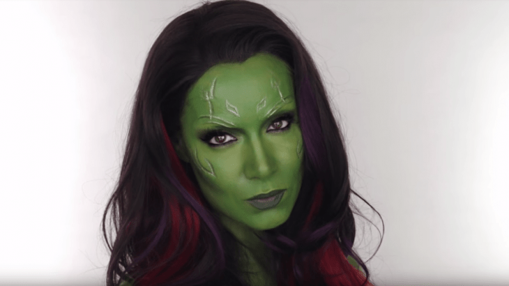 mujer con disfraz de gamora maquillaje verde 