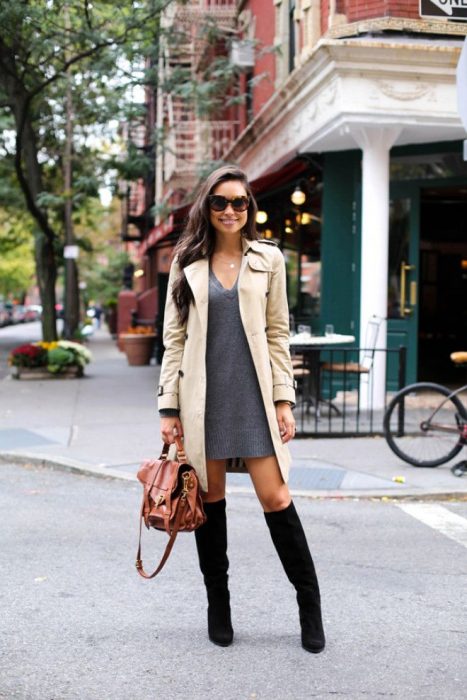 mujer con vestido y gabardina 