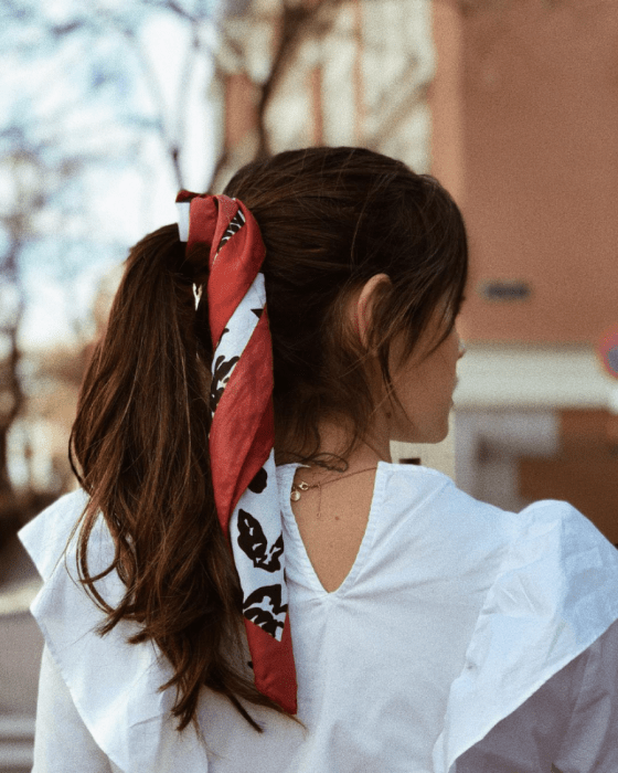 mujer con pañuelo de seda en el cabello 