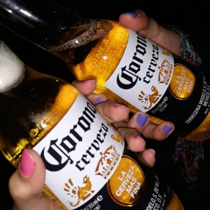 manos de mujeres con cervezas 