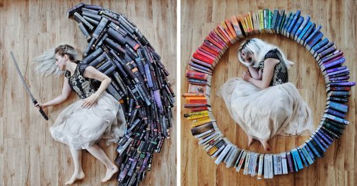 Esta chica no usa los libros solo para leer, también para recrear sus escenas favoritas