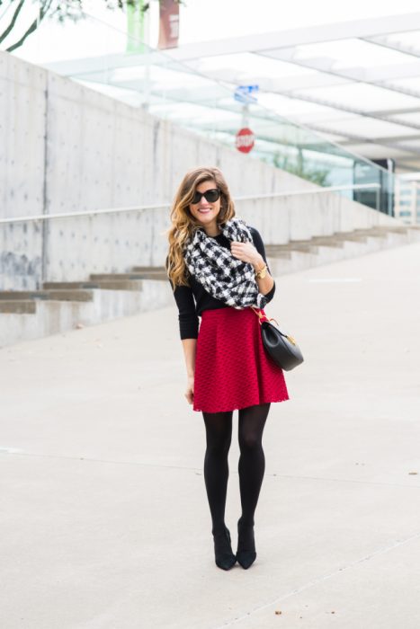 mujer con falda roja y medias rojas 