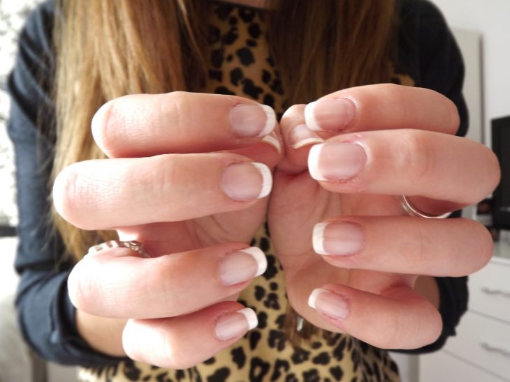 Uñas con una manicura francesa 