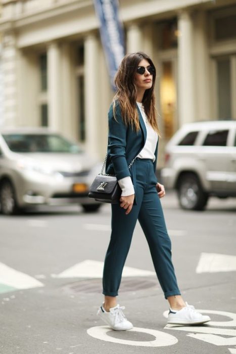 mujer pantalón verde y camisa blanca 