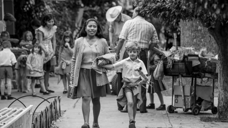 mujer con falda con niño rubio caminando 