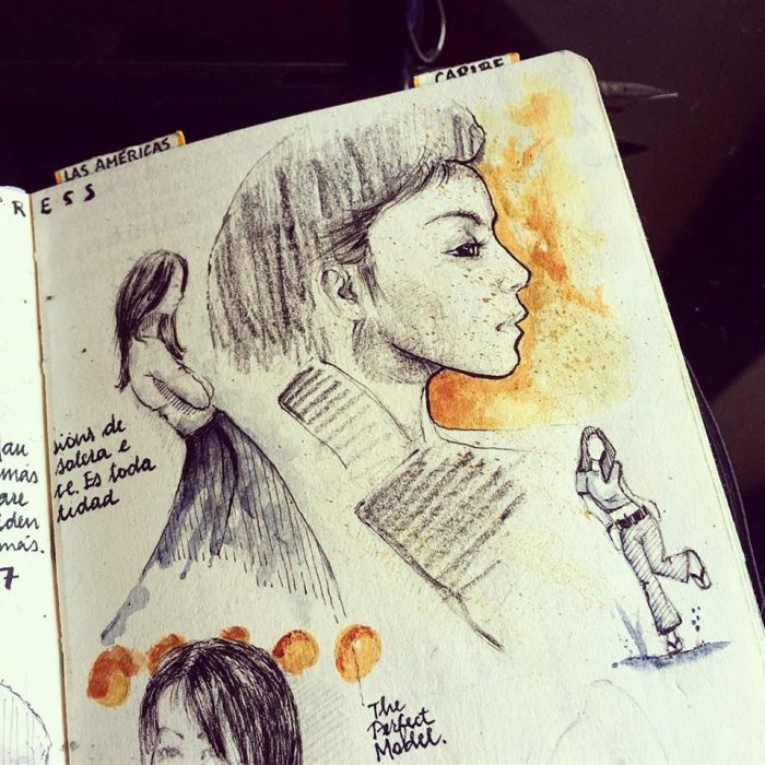 cuaderno con dibujo de una mujer de perfil