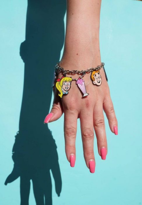 brazalete con pines de caricaturas 