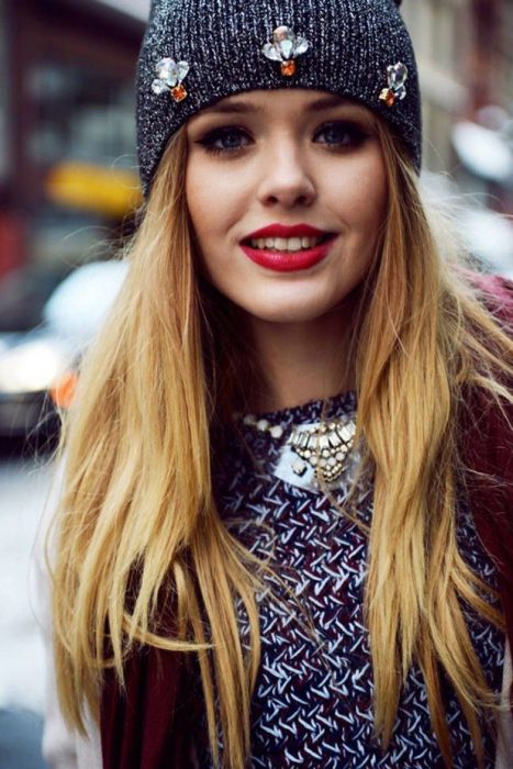 mujer con gorrito gris y piedras de colores 