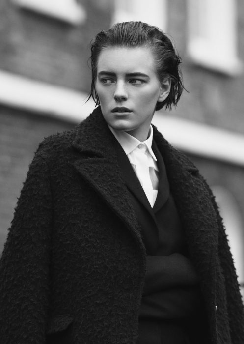 Mujer en blanco y negro de cabello corto con saco negro