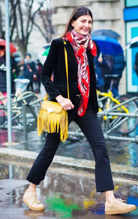 mujer con mascada bolso amarillo y tenis 