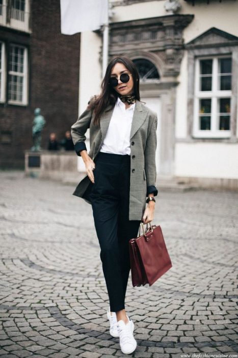 mujer con pantalón negro y blazer gris 