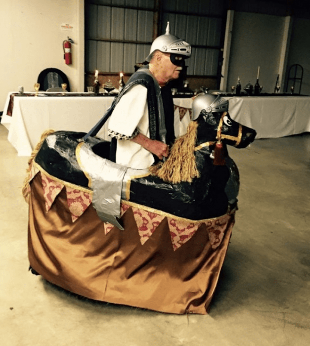 Abuelo vestido de soldado en festival medieval
