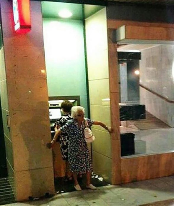 Viejitas protegiendo a su amiga en el cajero 