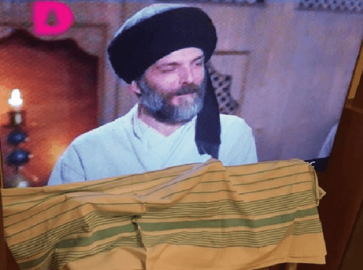 Televisión con los subtítulos tapados con una cobija