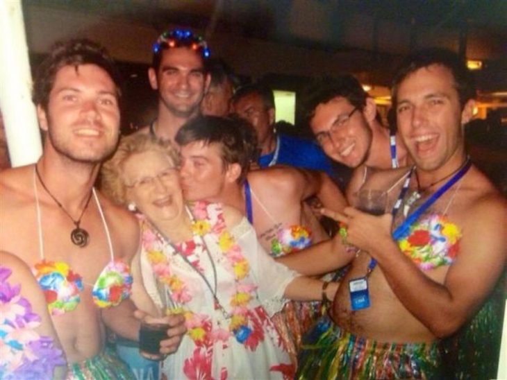 Fotografía de abuela en vacaciones al lado de muchos chicos