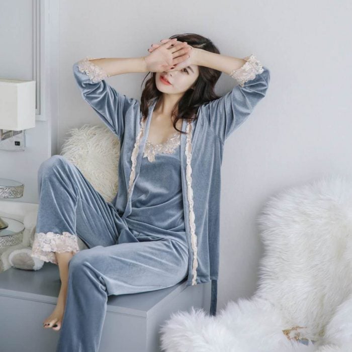 Mujer coreana modelando una pijama azul de terciopelo para invierno