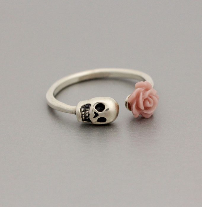 Anillo de calavera con flor rosa