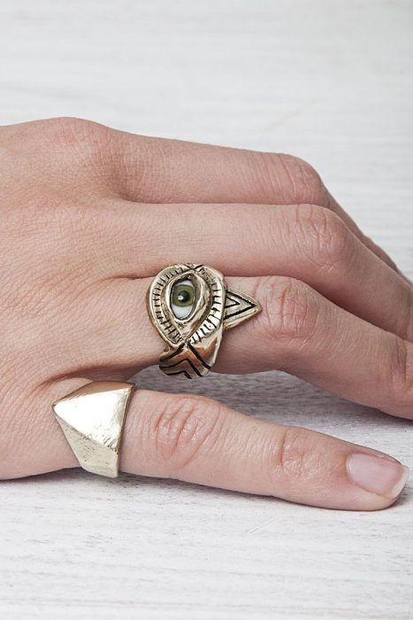 Mano de mujer con anillo de ojo