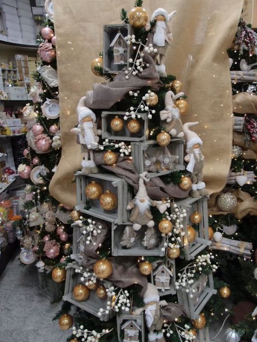 árbol de Navidad fabricado con rejas