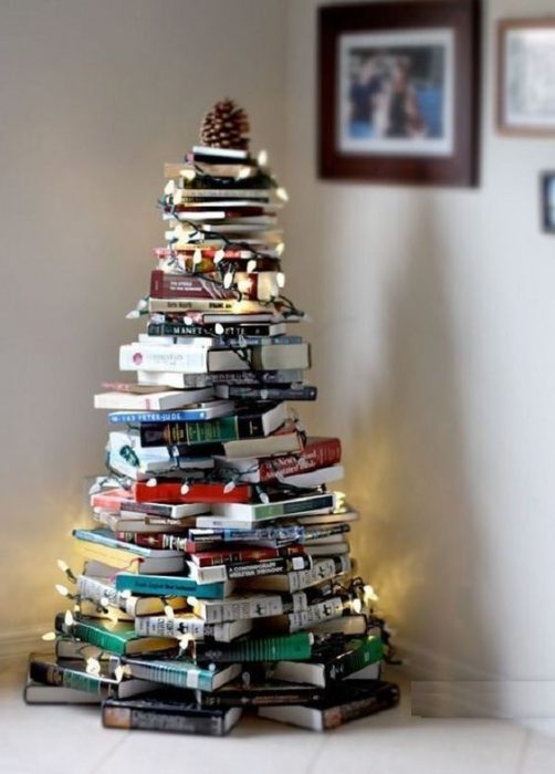 árbol de Navidad fabricado con libros