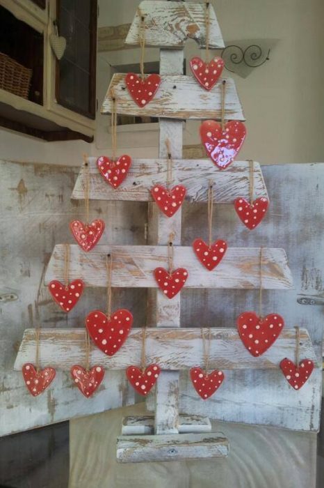 árbol de Navidad fabricado con corazones