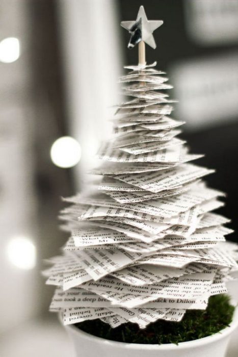 árbol de Navidad fabricado con papel