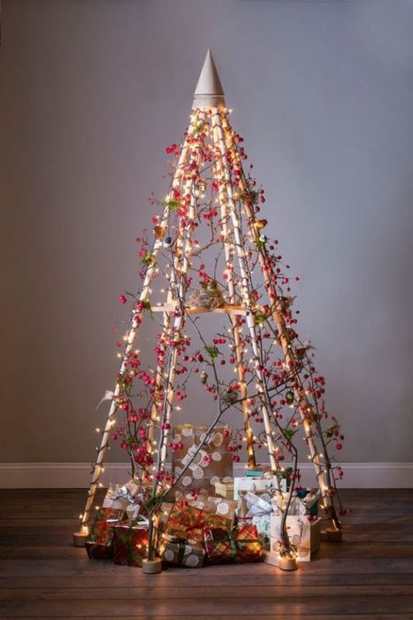 árbol de Navidad fabricado con guias de flores