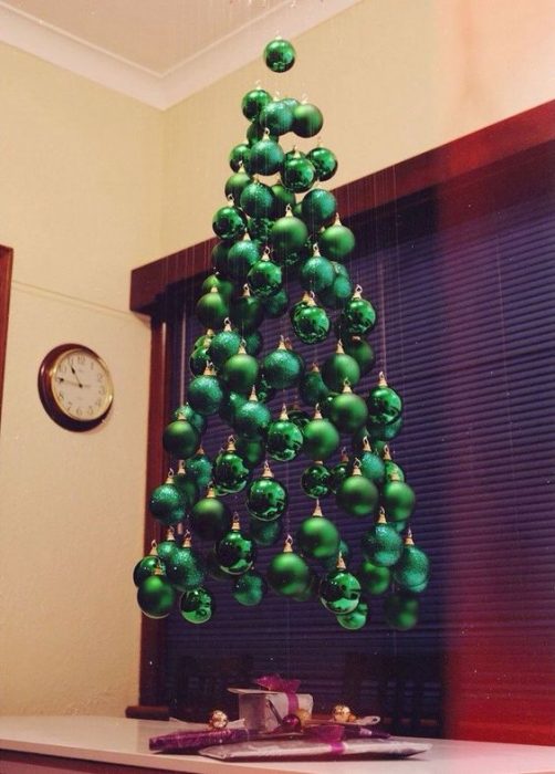 árbol de Navidad fabricado con esferas verdes