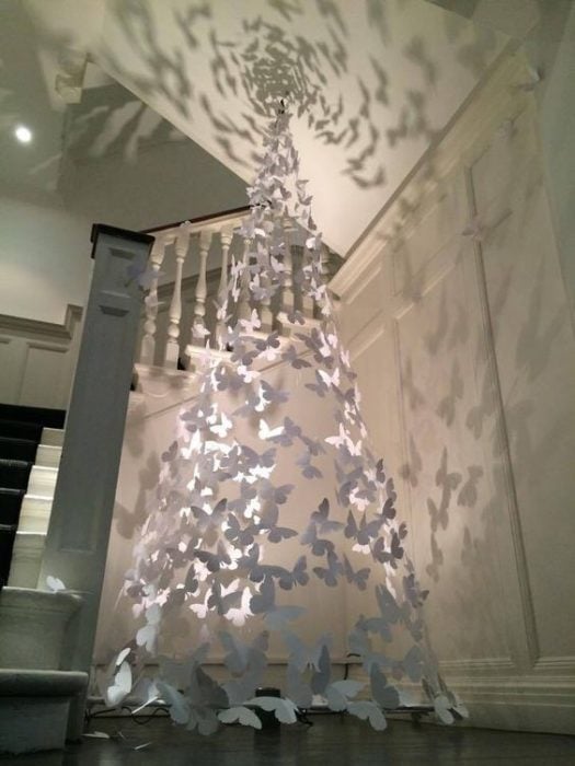 árbol de Navidad fabricado con mariposas de papel