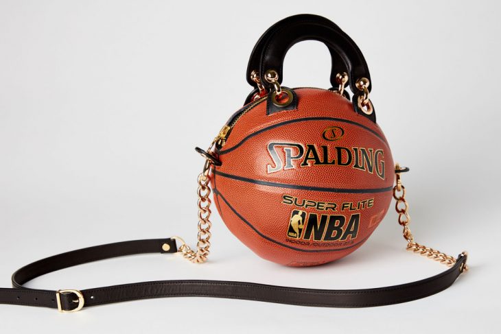 Bolso hecho con pelota de basqetbol 