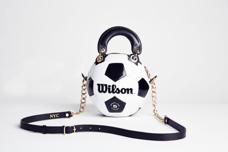 bolso hecho con pelota de futbol