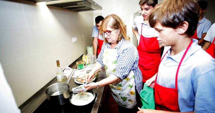 hombres en clases de cocina