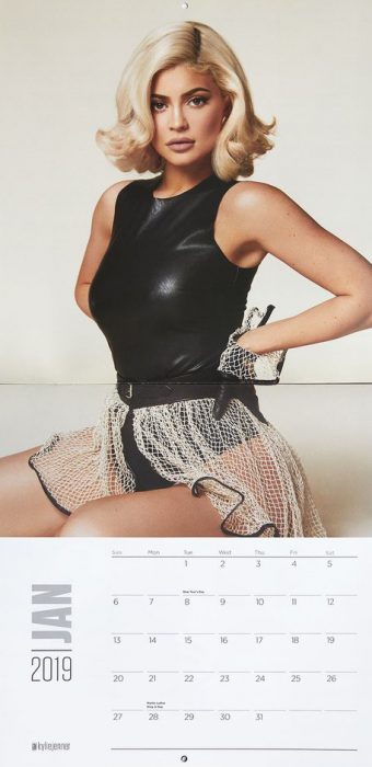 Kylie Jenner posando en el mes de enero de su calendario 