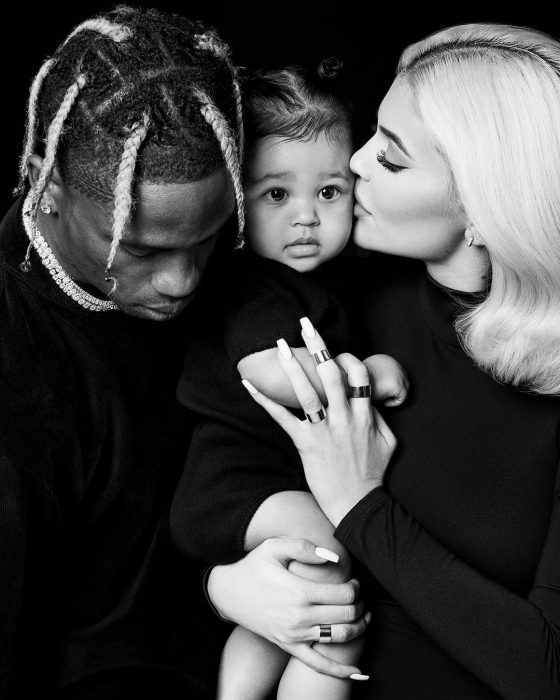 Kylie Jenner posando junto a su familia para su calendario 2019