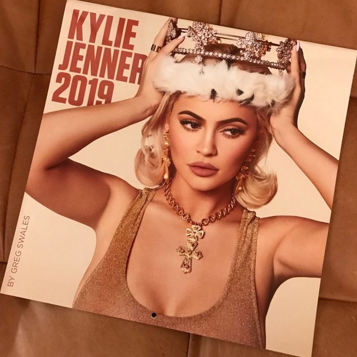 Kylie Jenner en la portada de su calendario 2019