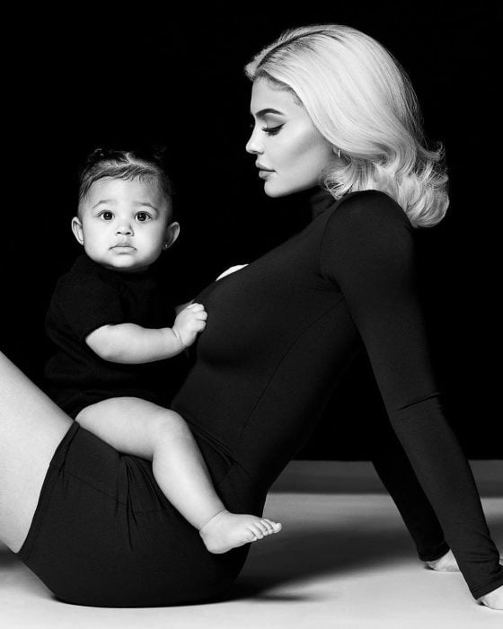 Kylie Jenner sosteniendo a su hija en una sesión de fotos 