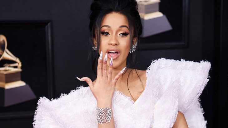 Cardi B mostrando sus uñas largas de color blanco 