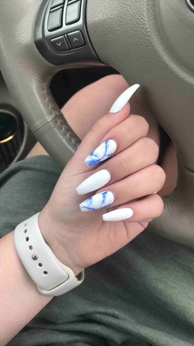 Uñas de color blanco con azul 