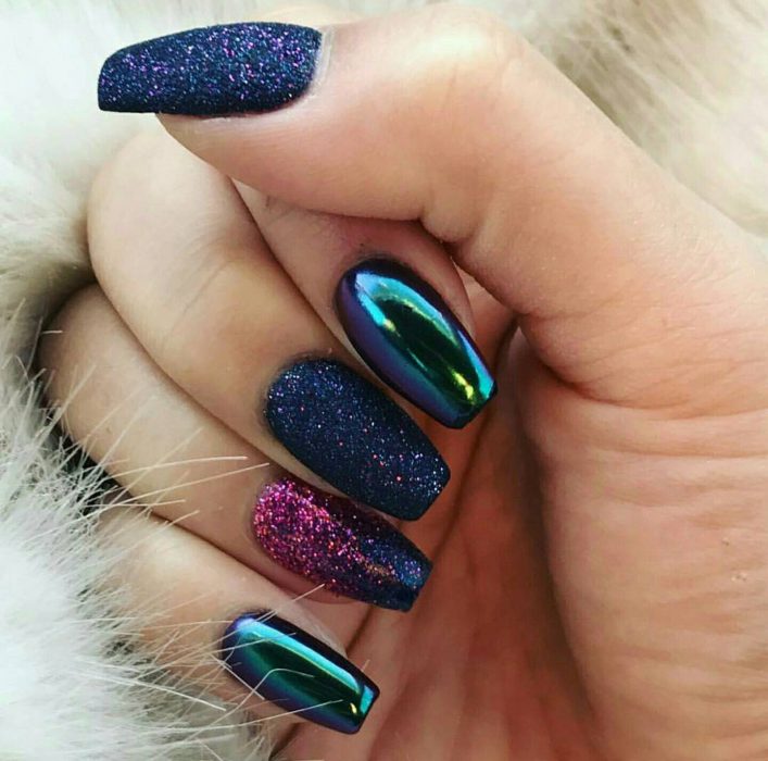 uñas de color azul y tornasol con efecto espejo 