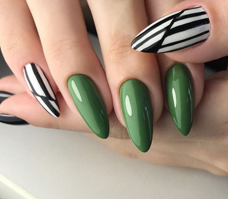 Uñas de color negro con blanco y verde 