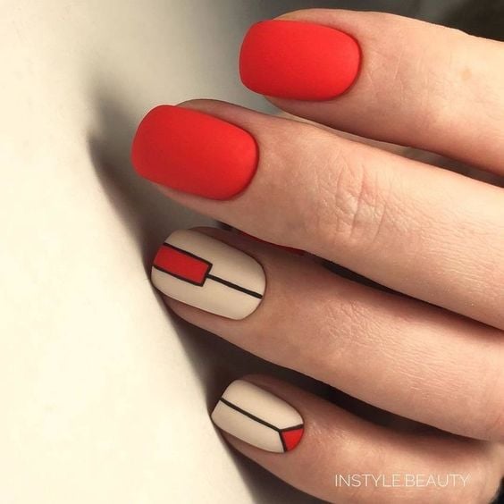 Uñas de color rojo con líneas negras 