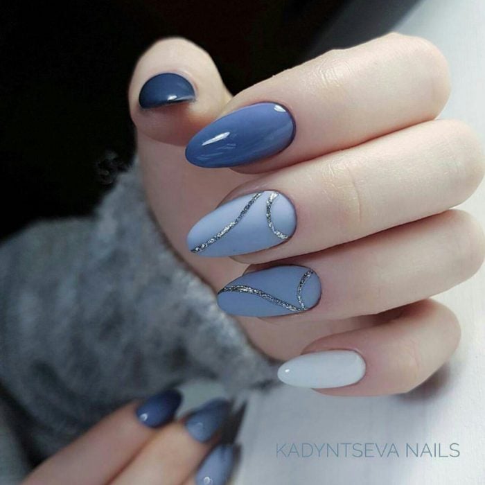Uñas de color azul con blanco 