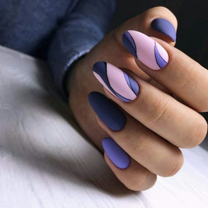 Uñas de color morado con rosa 