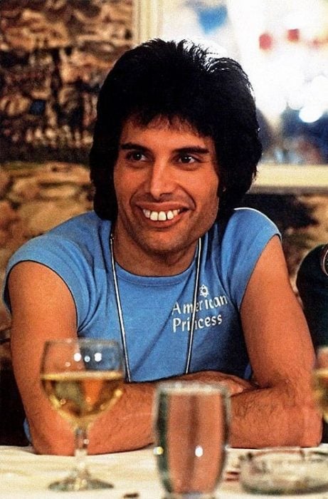 Freddie Mercury enseñando sus dientes enormes
