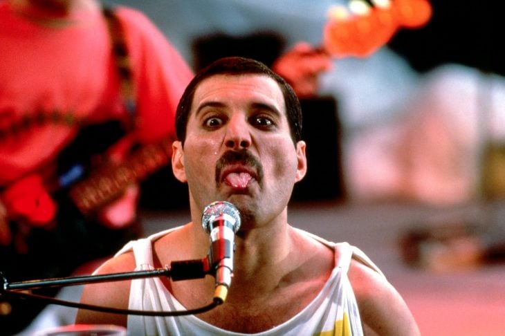 Freddie Mercury cantando durante un concierto 