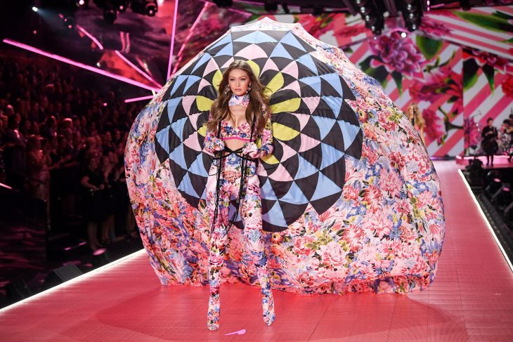 Gigi hadid con un paracaídas en el desfile de victoria's secret 2018